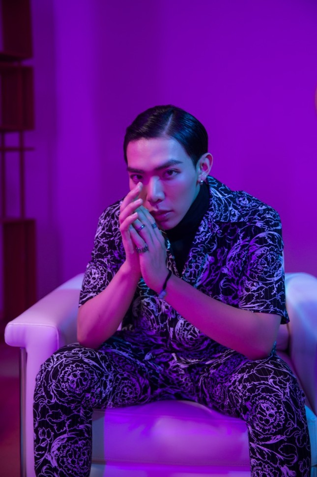 Tạm rời xa sở trường ballad ủy mị, Erik trở lại bằng MV siêu thực từ hành tinh khác ảnh 1