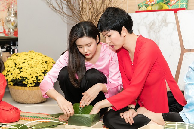 Mẹ con Trương Quỳnh Anh cùng nhà Xuân Lan, Thân Thúy Hà gói bánh chưng đón Tết ảnh 2