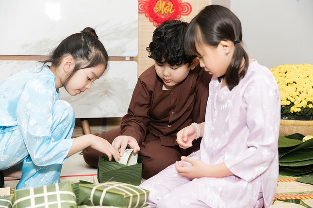 Mẹ con Trương Quỳnh Anh cùng nhà Xuân Lan, Thân Thúy Hà gói bánh chưng đón Tết ảnh 4