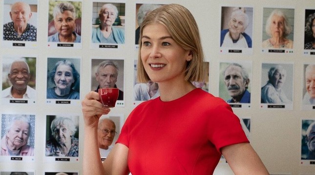 Ác nữ “Gone Girl" trở lại, gây ám ảnh với vai siêu lừa đảo trong “Người Giám Hộ Hoàn Hảo” ảnh 1