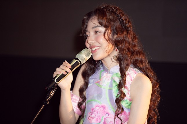 Nhóm Monstar, hotgirl “trứng rán” đến chúc mừng tân binh Hoàng Duyên ra mắt MV ảnh 1