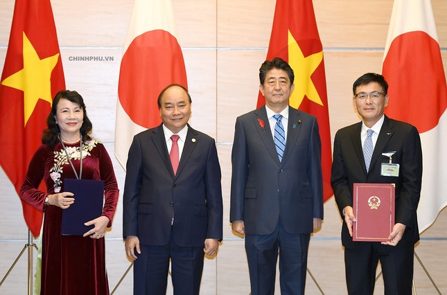 Thủ tướng Nguyễn Xuân Phúc hội đàm với Thủ tướng Shinzo Abe ảnh 1