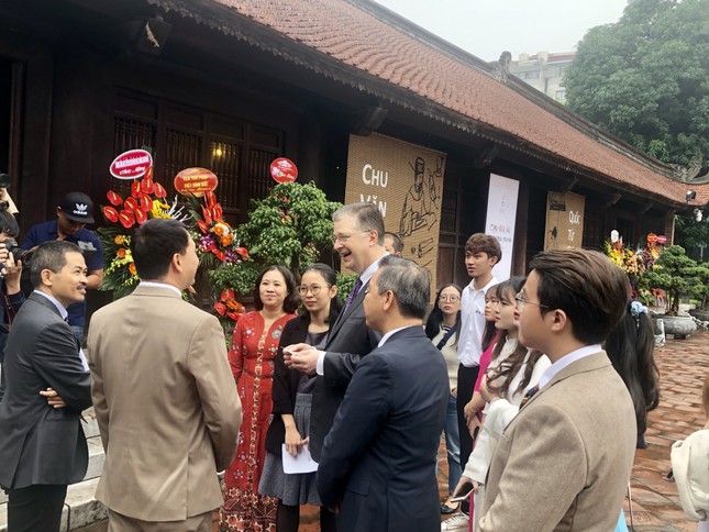 Đại sứ Mỹ thăm Văn Miếu nhân ngày Nhà giáo Việt Nam ảnh 2