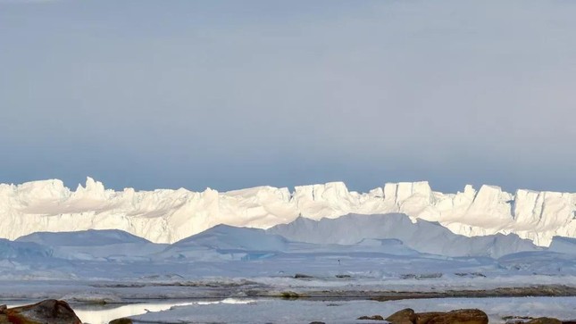 Tìm thấy hồ nước 'khủng' dưới tảng băng lớn nhất Nam Cực ảnh 1