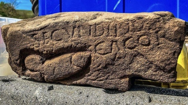 Giải mã hình dương vật được chạm khắc vào đá tại pháo đài La Mã ảnh 1