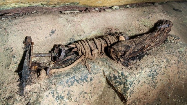 Những vật dụng bất ngờ trong mỏ coban bị bỏ hoang hàng thế kỷ ảnh 1