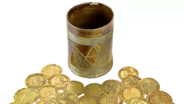 Phát hiện kho tiền vàng dưới sàn gỗ nhà bếp ở Anh và bí mật chưa có lời giải - Ảnh 1.