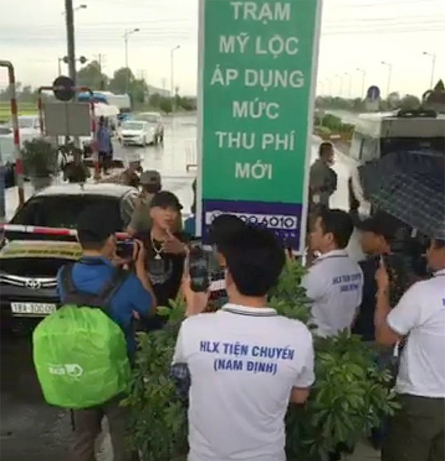 Lái xe tập trung phản đối trạm BOT có giang hồ khoe ‘của quý’ ảnh 1