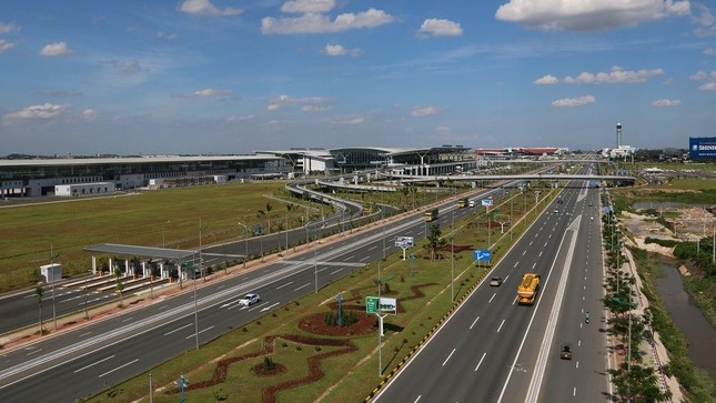 Cô gái nước ngoài nhảy cầu cạn nhà ga T2 Nội Bài ảnh 1