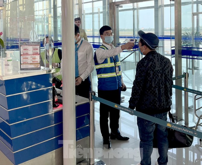 Cận cảnh nâng cấp phòng dịch trên chuyến bay từ sân bay Cát Bi ảnh 5