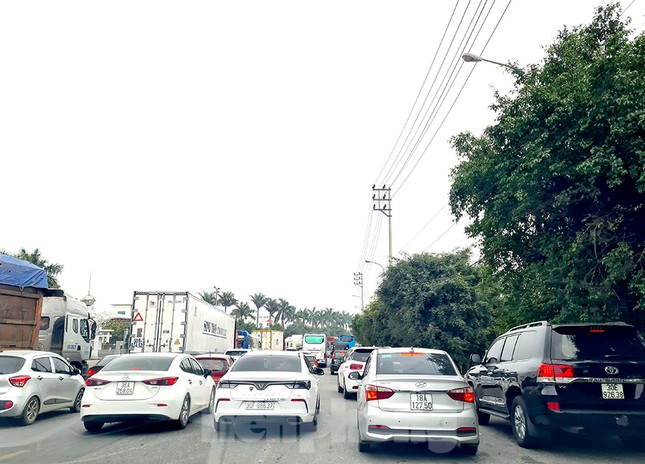 Người dân ùn ùn trở lại Thủ đô sau Tết, cao tốc Pháp Vân tăng nhiệt ảnh 3