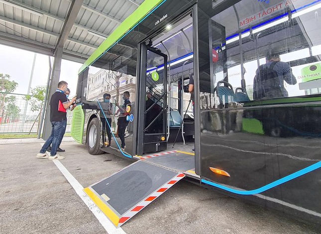 Vận hành tuyến xe buýt điện đầu tiên của Việt Nam ảnh 7