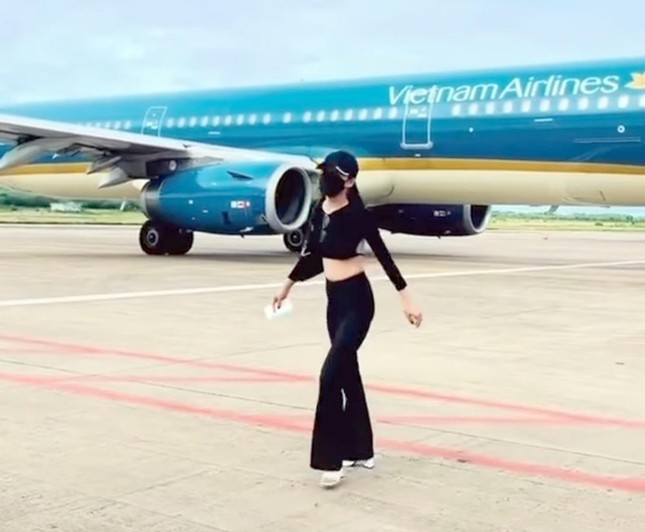 Cấm bay nữ hành khách nhún nhảy quay clip 'sống ảo' ở phi trường ảnh 1