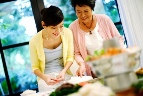 Cách lấy lòng mẹ chồng tương lai đơn giản nhất là cùng nấu ăn