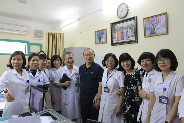 Trở lại Việt Nam sau kỳ nghỉ Tết, thầy Park bất ngờ đi khám sức khỏe ảnh 1