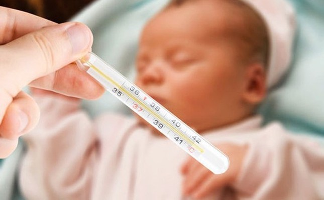Bé 17 tháng nguy kịch vì sởi do bố mẹ dứt khoát không cho tiêm vắc xin ảnh 1