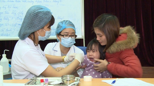 Cả nghìn trẻ Bắc Ninh về Hà Nội xét nghiệm sán lợn: BV không còn chỗ chen chân ảnh 9
