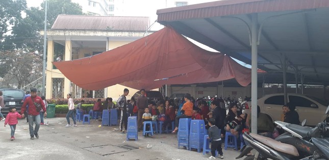 Cả nghìn trẻ Bắc Ninh về Hà Nội xét nghiệm sán lợn: BV không còn chỗ chen chân ảnh 5