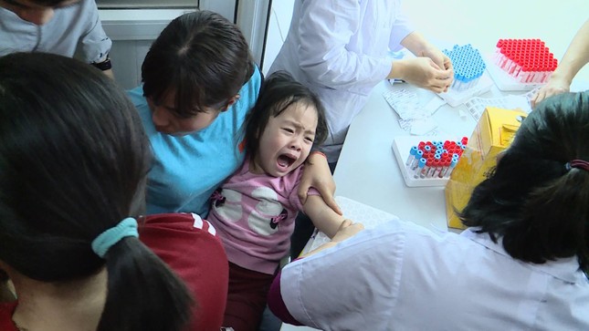 Cả nghìn trẻ Bắc Ninh về Hà Nội xét nghiệm sán lợn: BV không còn chỗ chen chân ảnh 8