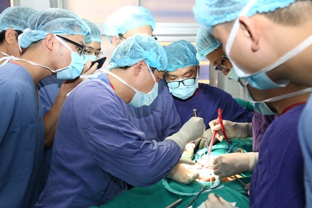Phẫu thuật đặt 'bộ nâng kích' cho quý ông lấy lại 'phong độ phòng the' ảnh 1