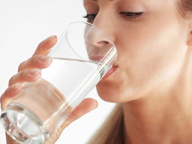 Uống nước kiểu này hại sức khỏe vô cùng, dừng ngay kẻo 'hối không kịp' ảnh 2