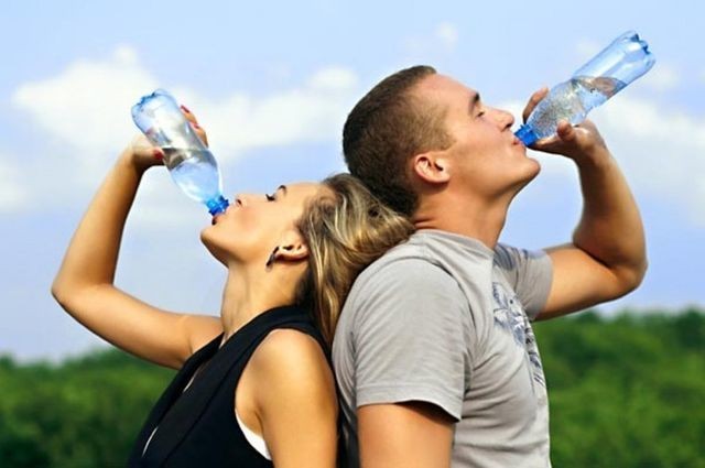 Không muốn hỏng hết gan thận thì đừng bao giờ uống nước kiểu này ảnh 1