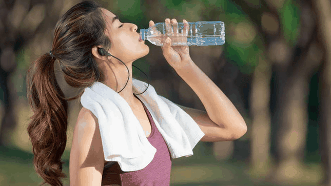 Có thể 'giết' sức khỏe nếu uống nước theo những cách này ảnh 1