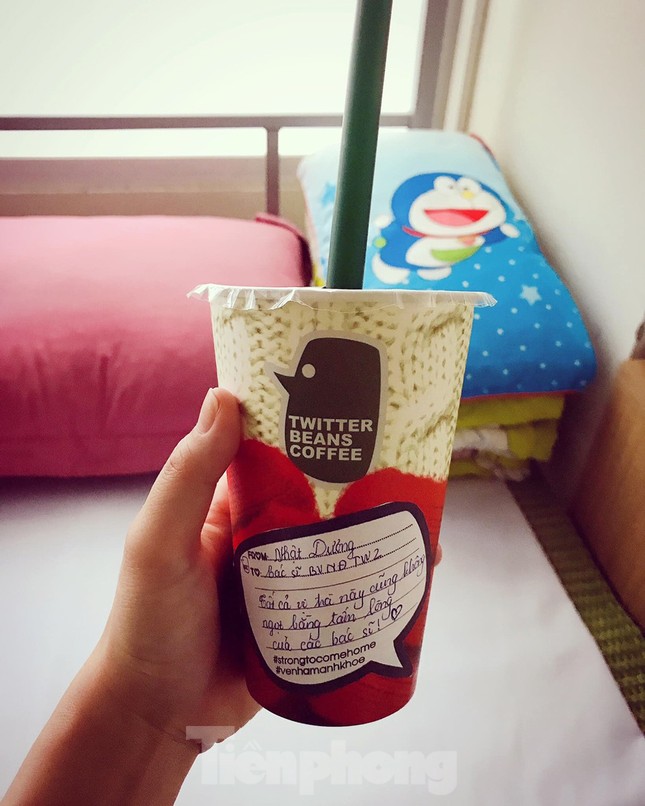 Phút thư giãn hiếm hoi của y, bác sĩ nơi tuyến đầu chống dịch COVID-19 ảnh 12