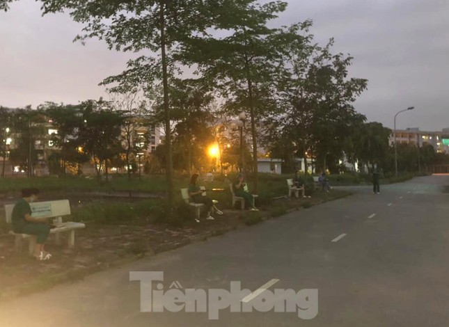 Phút thư giãn hiếm hoi của y, bác sĩ nơi tuyến đầu chống dịch COVID-19 ảnh 11