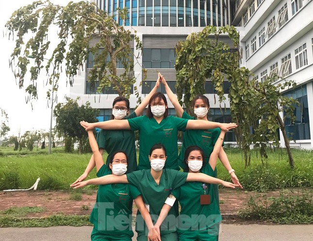 Phút thư giãn hiếm hoi của y, bác sĩ nơi tuyến đầu chống dịch COVID-19 ảnh 1
