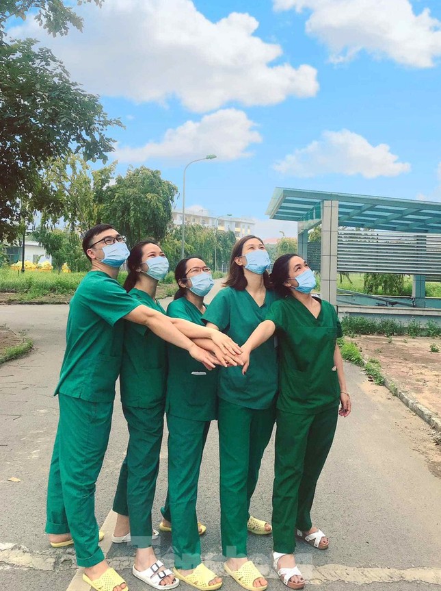 Phút thư giãn hiếm hoi của y, bác sĩ nơi tuyến đầu chống dịch COVID-19 ảnh 2