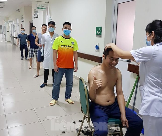Phút thư giãn hiếm hoi của y, bác sĩ nơi tuyến đầu chống dịch COVID-19 ảnh 3