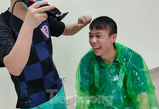 Phút thư giãn hiếm hoi của y, bác sĩ nơi tuyến đầu chống dịch COVID-19 ảnh 4