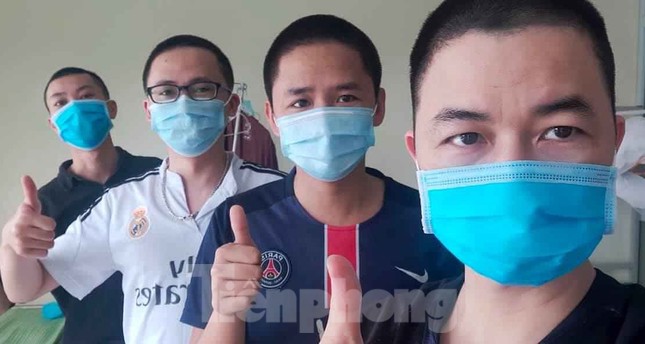 Phút thư giãn hiếm hoi của y, bác sĩ nơi tuyến đầu chống dịch COVID-19 ảnh 7