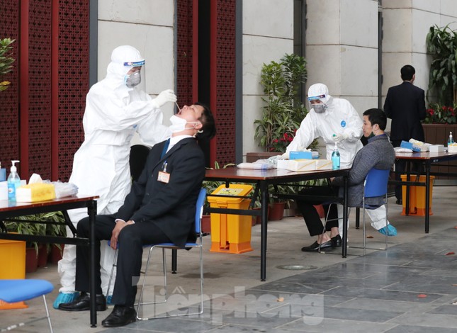 Xét nghiệm COVID-19 nhanh cho hàng nghìn cán bộ tham gia phục vụ Đại hội Đảng ảnh 13