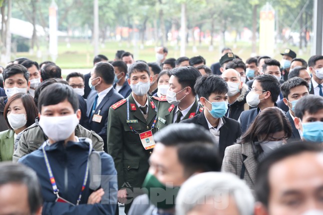 Xét nghiệm COVID-19 nhanh cho hàng nghìn cán bộ tham gia phục vụ Đại hội Đảng ảnh 7