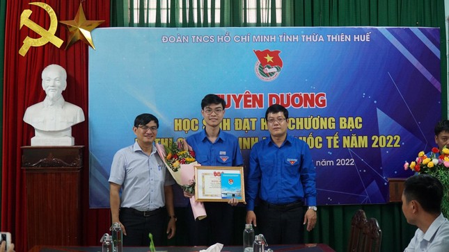 Trung ương Đoàn tặng bằng khen cho học sinh tại Huế đạt giải cao kỳ thi Olympic Sinh học Quốc tế ảnh 1