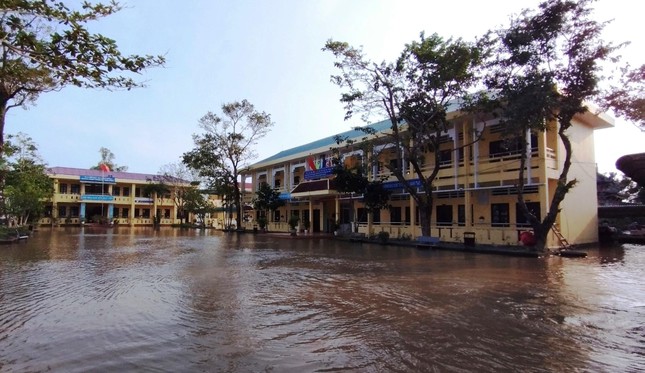 Hàng trăm trường học tại TT-Huế chưa mở cửa trở lại do ngập lụt nặng ảnh 6