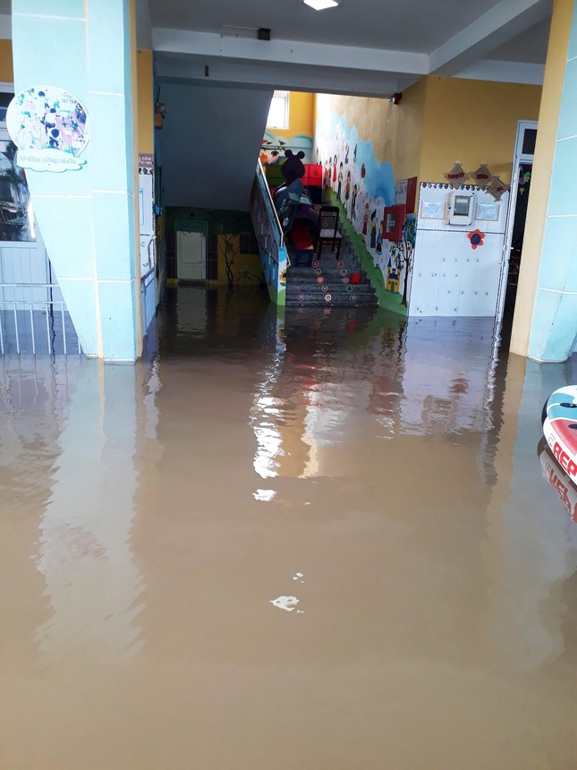 Hàng trăm trường học tại TT-Huế chưa mở cửa trở lại do ngập lụt nặng ảnh 9
