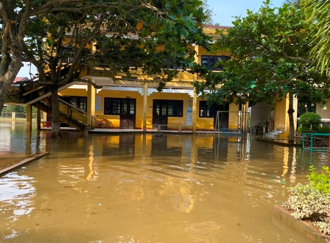 Hàng trăm trường học tại TT-Huế chưa mở cửa trở lại do ngập lụt nặng ảnh 11
