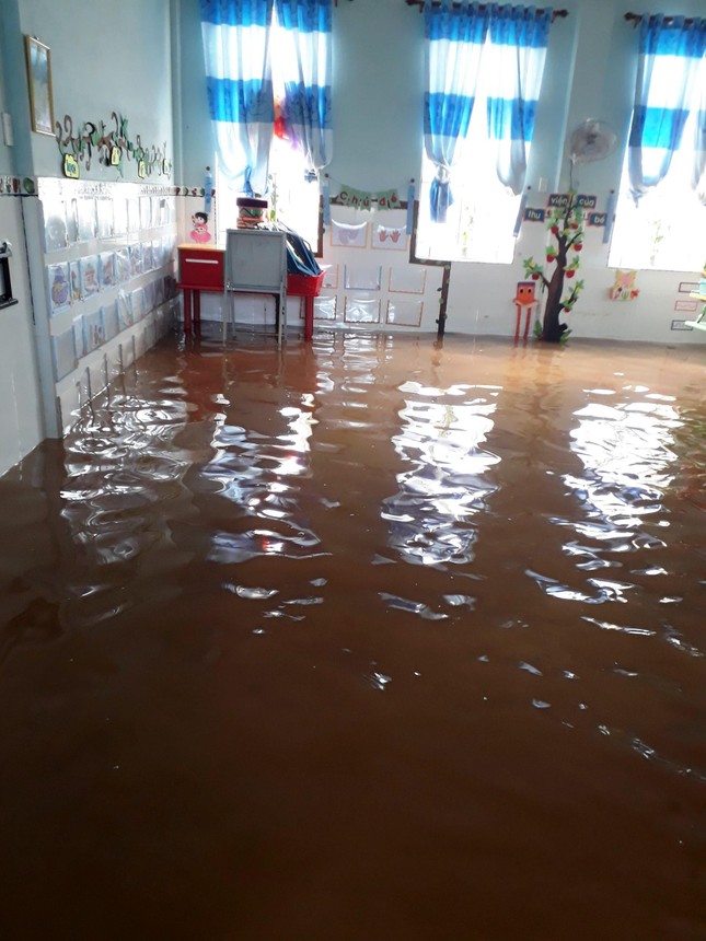 Hàng trăm trường học tại TT-Huế chưa mở cửa trở lại do ngập lụt nặng ảnh 10