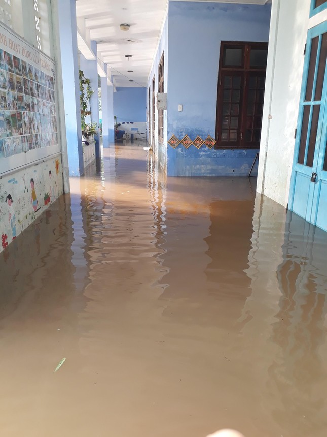 Hàng trăm trường học tại TT-Huế chưa mở cửa trở lại do ngập lụt nặng ảnh 8