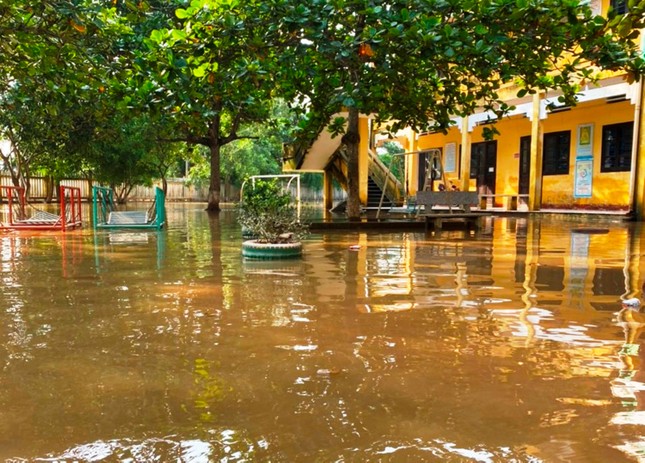 Hàng trăm trường học tại TT-Huế chưa mở cửa trở lại do ngập lụt nặng ảnh 7