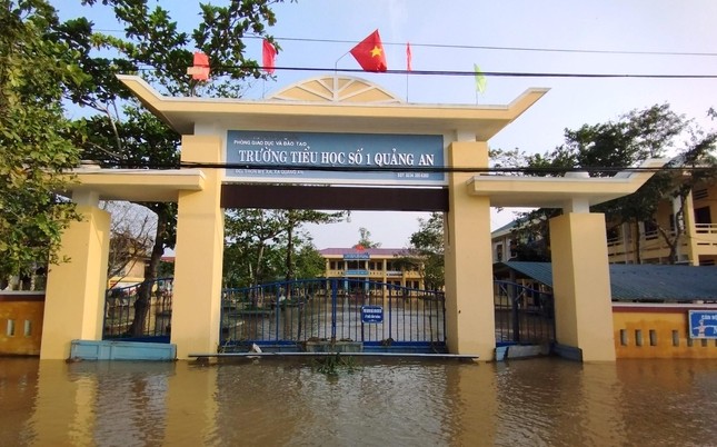 Hàng trăm trường học tại TT-Huế chưa mở cửa trở lại do ngập lụt nặng ảnh 5