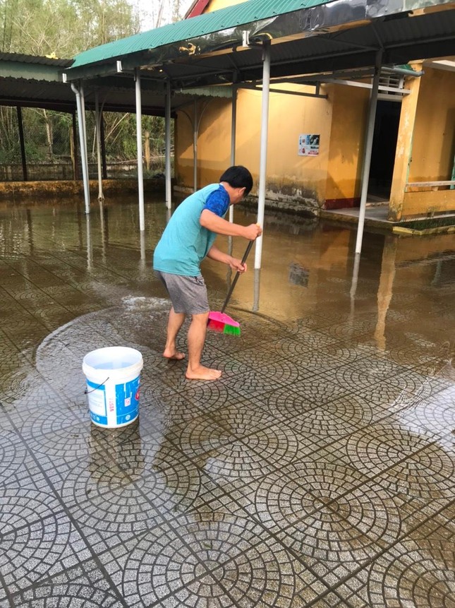 Hàng trăm trường học tại TT-Huế chưa mở cửa trở lại do ngập lụt nặng ảnh 4
