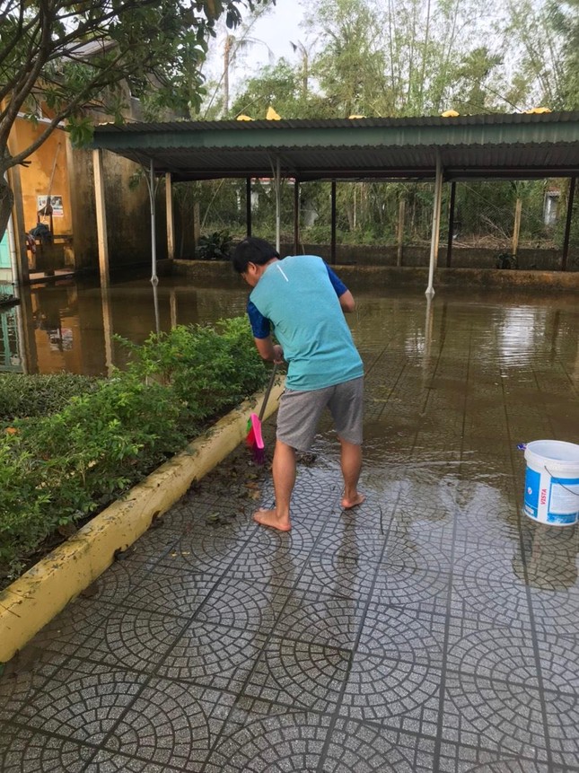 Hàng trăm trường học tại TT-Huế chưa mở cửa trở lại do ngập lụt nặng ảnh 3