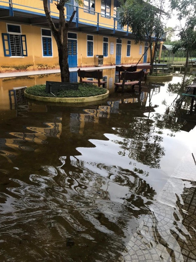 Hàng trăm trường học tại TT-Huế chưa mở cửa trở lại do ngập lụt nặng ảnh 14