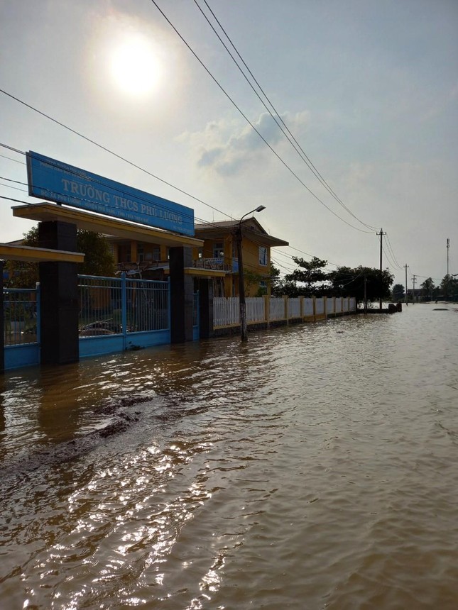 Hàng trăm trường học tại TT-Huế chưa mở cửa trở lại do ngập lụt nặng ảnh 2
