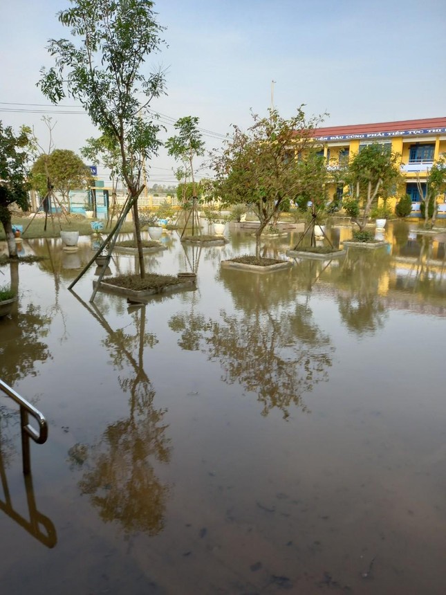 Hàng trăm trường học tại TT-Huế chưa mở cửa trở lại do ngập lụt nặng ảnh 13