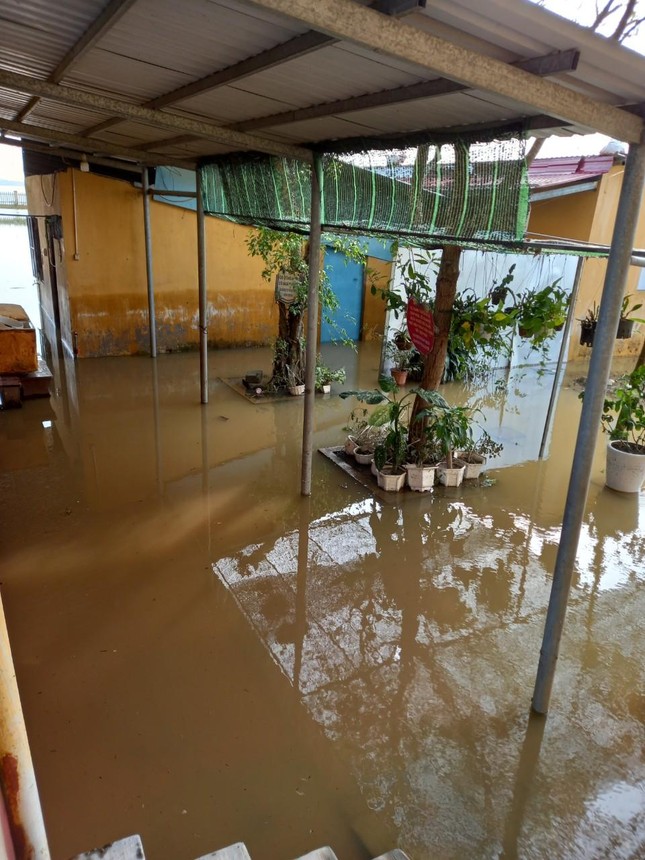Hàng trăm trường học tại TT-Huế chưa mở cửa trở lại do ngập lụt nặng ảnh 12